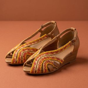Sandalia de cuero color beige e hilo de algodón mercenizado amarillo y rojo, con talonera