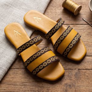 Sandalia típica cuero genuino color mostaza combinada con tejido estilo cadena